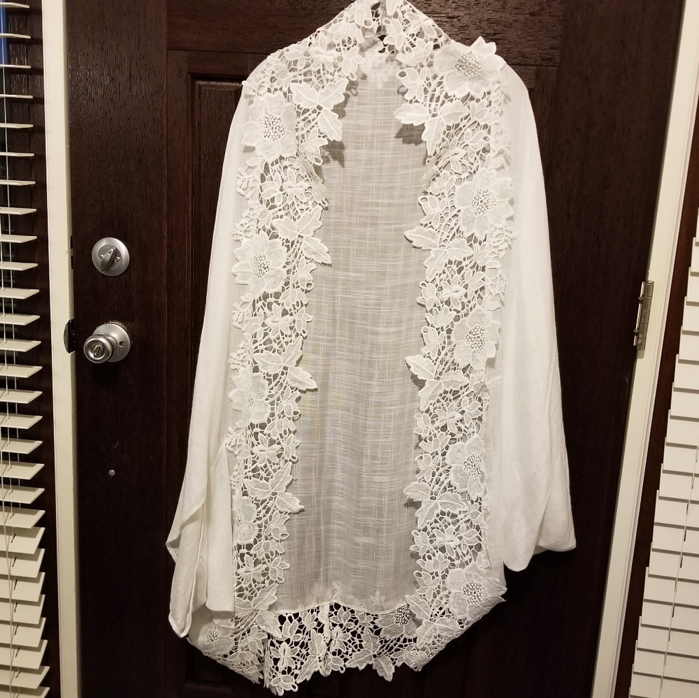 NWOT Merona White  viscose w/ lace trim Kimono